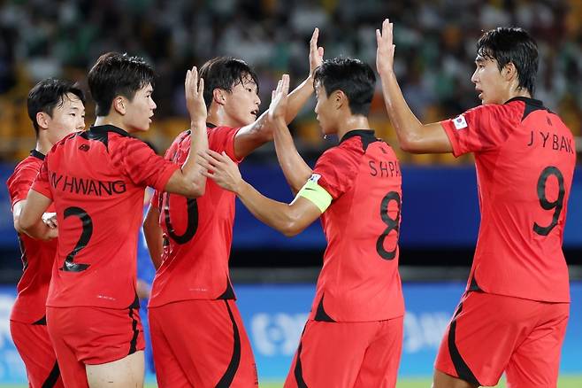 21일 오후 중국 저장성 진화시 스포츠센터 스타디움에서 열린 2022 항저우 아시안게임 남자 축구 E조 조별리그 2차전 대한민국과 태국의 경기에서 안재준이 추가골을 성공 시킨 뒤 동료들과 기쁨을 나누고 있다. 2023.9.21/뉴스1