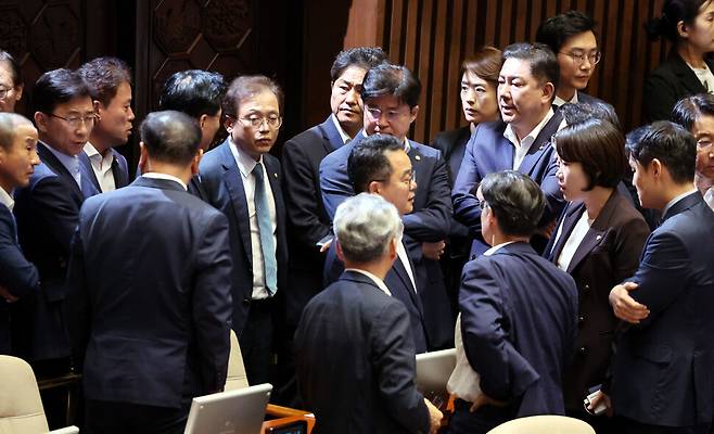 21일 오후 국회 본회의에서 이재명 더불어민주당 대표에 대한 체포동의안이 가결된 뒤 박광온 원내대표와 민주당 국회의원들이 침통한 표정을 하고 있다. 김경호 선임기자 jijae@hani.co.kr