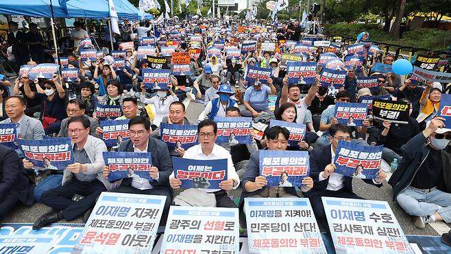 이재명 더불어민주당 대표 체포동의안의 국회 본회의 표결이 열린 21일 오후 서울 여의도 국회 앞에서 민주당원 등 이 대표 지지자들이 체포동의안 부결을 요구하며 시위를 벌이고 있다. 김정효 기자 hyopd@hani.co.kr