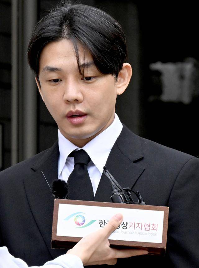 마약 상습 투약 혐의를 받는 배우 유아인(본명 엄홍식)이 21일 서울 서초구 서울중앙지방법원에서 열린 구속 전 피의자심문(영장실질심사)을 마치고 청사를 나서고 있다. 서재훈 기자