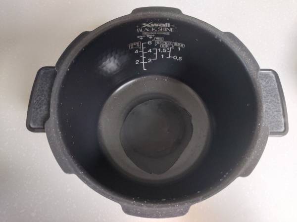 코팅이 벗겨진 쿠쿠 전기밥솥 내솥. IS포토