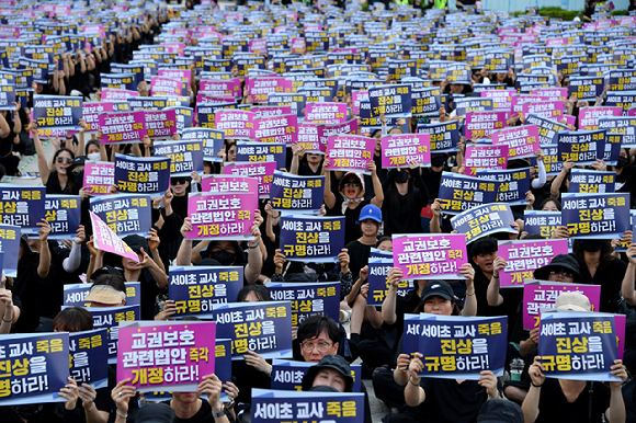 지난 4일 오후 광주 동구 5·18민주광장에서 광주지역 교사 3500여명이 참석한 가운데 '9·4공교육 멈춤의 날-서이초 교사 추모집회'가 열리고 있다. [사진=뉴시스]