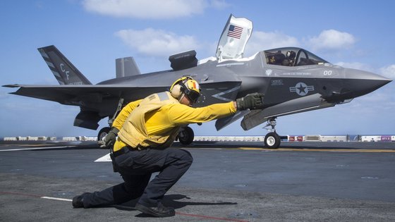 지난 2018년 9월 미 해군 상륙강습함 에식스(USS ESSEX)함에서 F-35B 전투기가 이륙을 준비하고 있다. AFP=연합뉴스