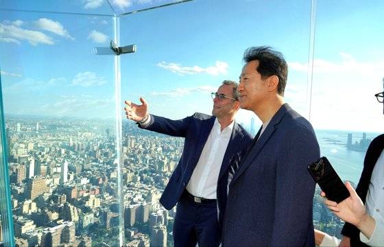 미국 뉴욕 맨해튼 42번가 초고층 주상복합빌딩인 원 밴더빌트(높이 427m) ‘서밋’ 전망대에서 오세훈 서울시장(사진 오른쪽)이 제프 블라우 릴레이티드 컴퍼니즈 대표로부터 허드슨야드 프로젝트에 대한 설명을 듣고 있다. 사진 서울시