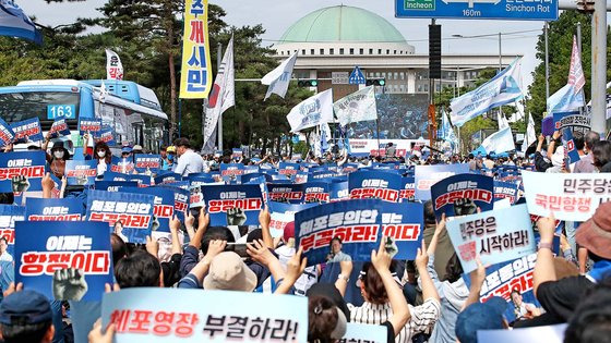 이재명 더불어민주당 대표 체포동의안 표결을 앞둔 21일 오전 서울 여의도 국회 앞에서 열린 이재명 더불어민주당 대표 체포동의안 부결 촉구 집회 참가자들이 피켓팅을 하고 있다. 뉴스1