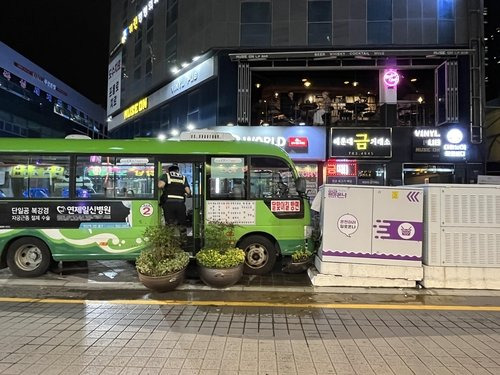 21일 오후 9시 5분경 부산 해운대구 구남로에서 마을버스가 인도로 올라가 시설물을 들이받고 멈춰 서는 사고가 났다. 사진 연합뉴스, 독자 제공