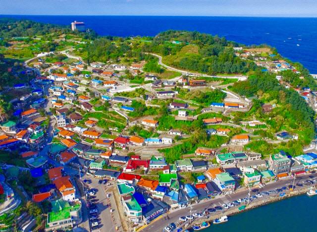 ▲ 삼척을 대표하는 항구인 정라항 주변 언덕 마을인 ‘나릿골’이 최근 체험관광을 결합한 감성마을로 탈바꿈했다.