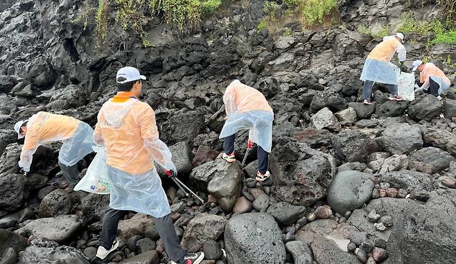 하이트진로는 지난 12일 제주도 닭머르 해안에서 '반려해변 정화활동'을 실시했다고 21일 밝혔다. 사진=하이트진로