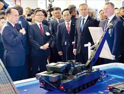 ‘MSPO 2023’에 초청을 받은 홍남표 창원시장(왼쪽 두번째)은 지난 4일 대표단을 꾸려 폴란드를 방문했다. /창원시 제공