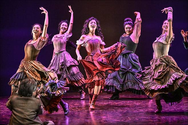 서울시극단 신작 연극 <카르멘>의 출연 배우들이 지난 8일 서울 세종문화회관에서 열린 프레스콜에서 플라멩코 춤을 추는 장면을 연기하고 있다. 세종문화회관 제공