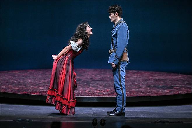 서울시극단 신작 연극 <카르멘>의 주인공들인 ‘카르멘’ 역의 서지우(왼쪽)와 ‘돈 호세’ 역의 김병희가 지난 8일 서울 세종문화회관에서 열린 프레스콜에서 연기를 펼치고 있다. 세종문화회관 제공