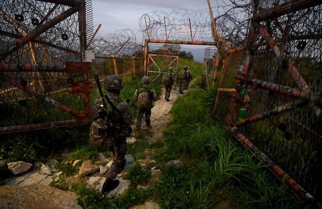 동부전선 육군22보병사단 GOP 경계 장병들이 남방한계선을 따라 걸으며 야간 철책 점검을 하고 있다.