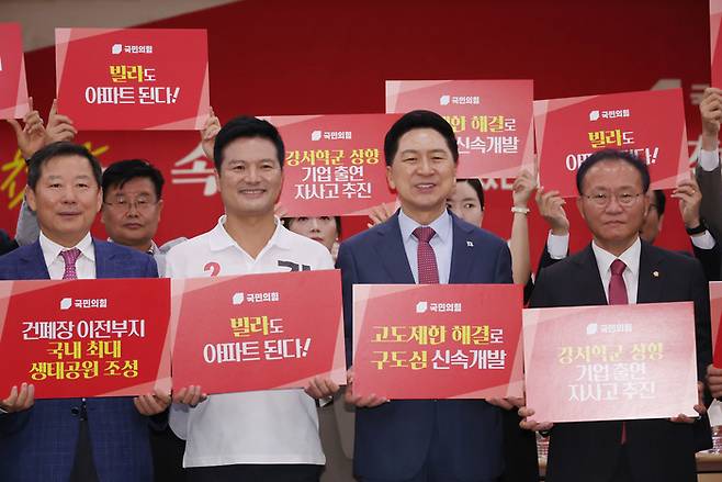 21일 강서구 문화복지센터에서 열린 국민의힘 현장 최고위원회의에서 김기현 대표와 윤재옥 원내대표 등이 김태우 강서구청장 보궐선거 후보와 함께 승리 기원 퍼포먼스를 하고 있다.[사진출처 = 연합뉴스]