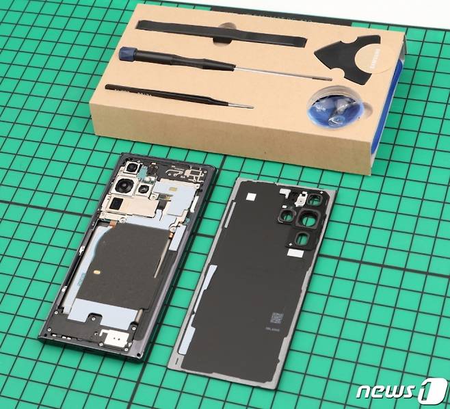 = 삼성전자는 소비자가 자신의 제품을 직접 수리할 수 있는 '자가 수리 프로그램'을 30일부터 국내에 도입한다고 밝혔다.  자가 수리 프로그램의 도입으로 국내 소비자들은 삼성전자 서비스센터를 방문해 제품을 수리하는 방법 외에도, 온라인을 통해 필요한 부품을 구입해 직접 수리할 수 있게 된다. (삼성전자 제공) 2023.5.30/뉴스1