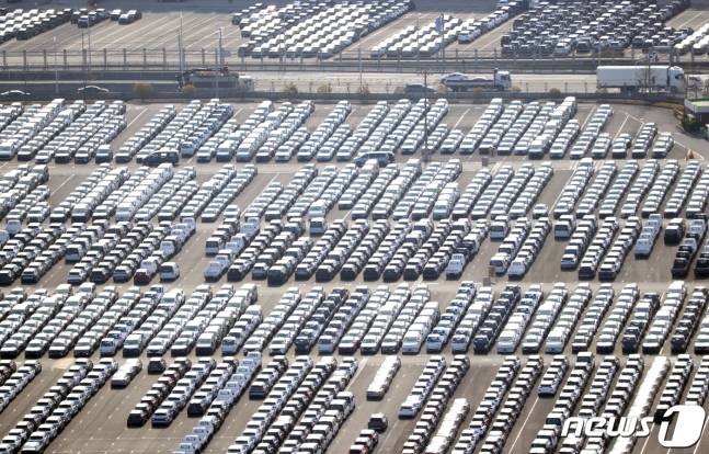 현대자동차 울산공장 수출 선적부두 인근 야적장에 완성차들이 대기하고 있다. 2023.3.20/뉴스1 ⓒ News1 조민주 기자