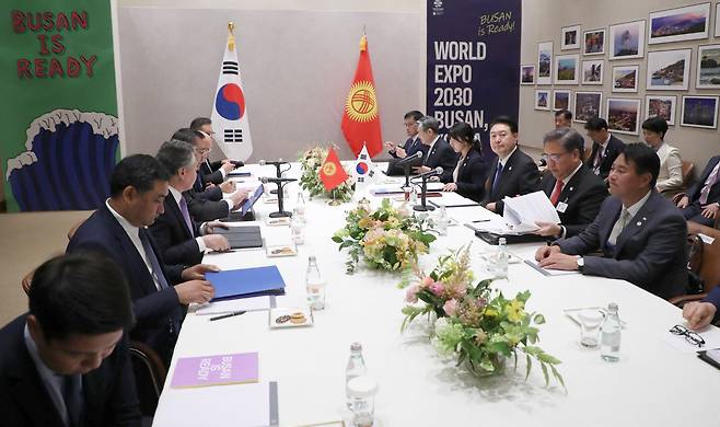 제78차 유엔총회 참석차 미국을 방문 중인 윤석열 대통령이 20일(현지시간) 뉴욕에서 사디르 자파로프 키르기스스탄 대통령과 한·키르기스스탄 정상회담을 하고 있다. [연합]