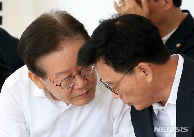 [서울=뉴시스] 고범준 기자 = 이재명 더불어민주당 대표가 지난 4일 오전 서울 여의도 국회 본청 앞 단식투쟁천막에서 열린 최고위원회의를 마치고 박광온 원내대표와 대화를 하고 있다. 2023.09.04. bjko@newsis.com