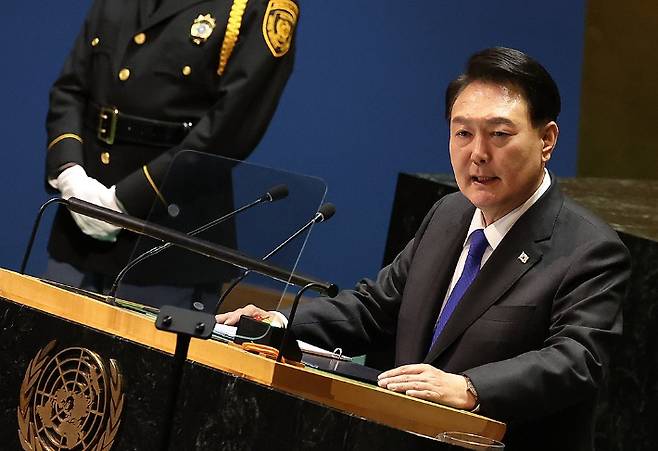 미국을 방문 중인 윤석열 대통령이 20일(현지시간) 뉴욕 유엔본부에서 열린 제78차 유엔총회에서 기조연설을 하고 있다. 연합뉴스