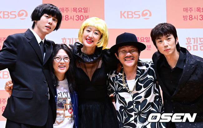 [OSEN=지형준 기자] 14일 오후 서울 여의도 KBS에서 KBS2 예능 ‘홍김동전’ 기자간담회가 열렸다.주우재, 김숙, 홍진경, 조세호, 우영이 포토타임을 하고 있다. 2023.07.14 /jpnews@osen.co.kr