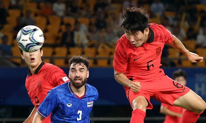 한국 축구대표팀 홍현석(오른쪽)이 21일 중국 저장성 진화스포츠센터 스타디움에서 열린 항저우 아시안게임 태국과 조별리그 2차전에서 전반 14분 헤더로 선제골을 넣고 있다. 진화=뉴시스