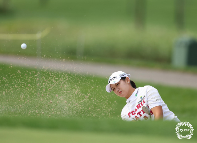 3번 홀 벙커 샷 하는 박현경. 사진 제공=KLPGA