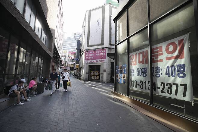 명동거리의 모습. 올해 경제성장률은 1.4%로 지난해 전망치 2.4%에서 크게 낮아졌다.ⓒ시사IN 이명익