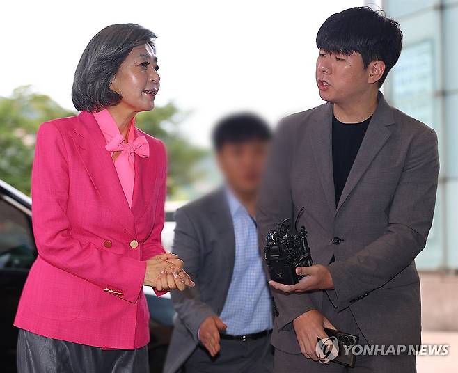 출근하는 김행 후보자 (서울=연합뉴스) 김도훈 기자 = 김행 여성가족부 장관 후보자가 21일 오전 서울 종로구 인사청문회 준비 사무실로 출근하고 있다. 2023.9.21 superdoo82@yna.co.kr
