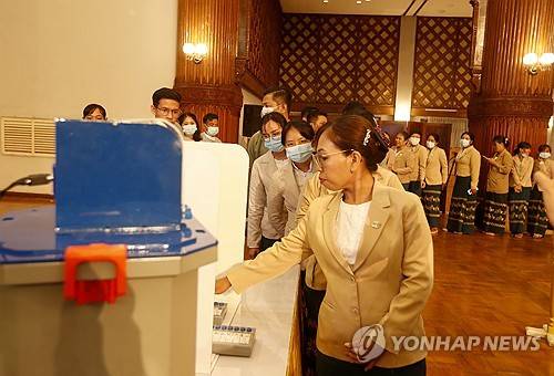 미얀마 군정의 전자투표 기기 시험  [EPA 연합뉴스 자료사진. 재판매 및 DB 금지]