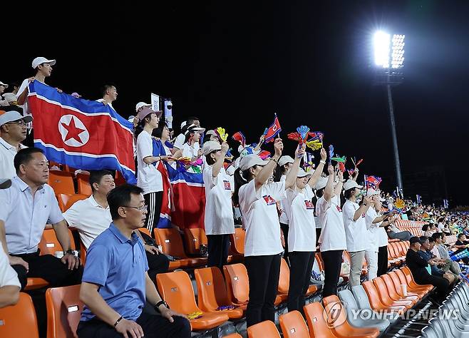 축구장 찾은 북한 응원단 (진화[중국]=연합뉴스) 신현우 기자 = 21일 오후 중국 저장성 진화 저장성사범대동쪽경기장에서 열린 2022 항저우 아시안게임 남자 축구 예선 F조 2차전 키르기스스탄과 북한의 경기에 앞서 북한 응원단이 인공기를 펼치며 응원하고 있다. 2023.9.21 nowwego@yna.co.kr