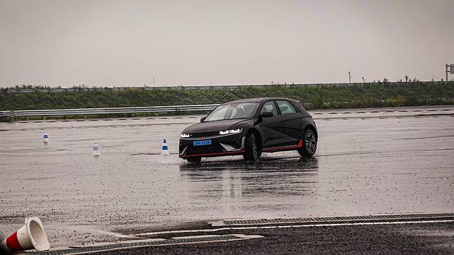 원선회코스에서 드리프트를 시도하고 있다. 사진 =오종훈