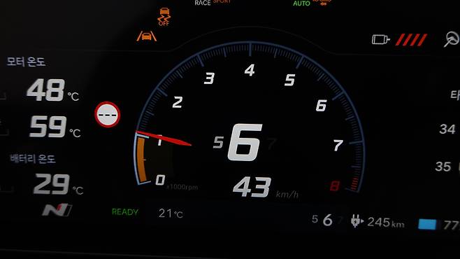 아이오닉 5 N의 계기판. N e 시프트 기능을 넣어 기어단수를 보여준다. 사진 = 오종훈