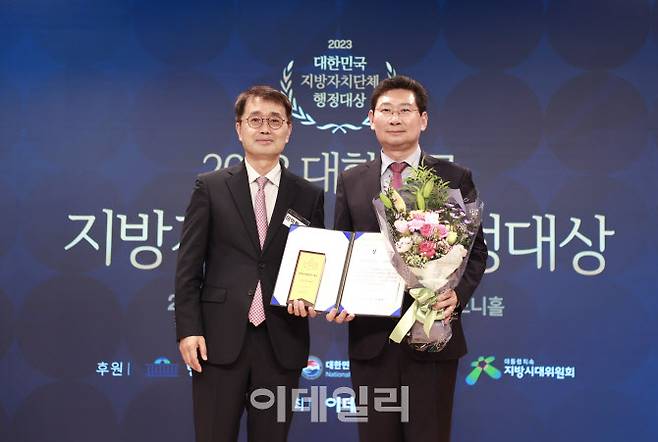 22일 서울 중구 KG타워 하모니홀에서 개최된 ‘2023 대한민국 지방자치단체 행정대상’에서 경제산업 부문 대상 수상 후 이상일 용인특례시장(우)과 이익원 이데일리 대표가 기념사진을 찍고 있다.(사진=용인시)