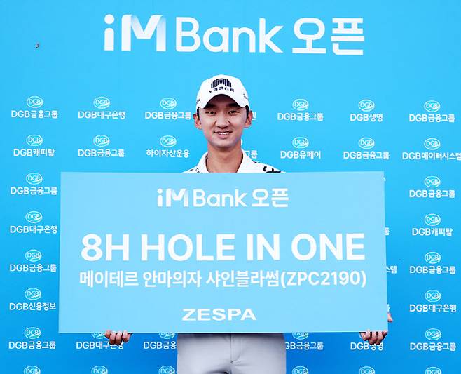 홀인원 기념촬영한 윤상필(사진=KPGA 제공)