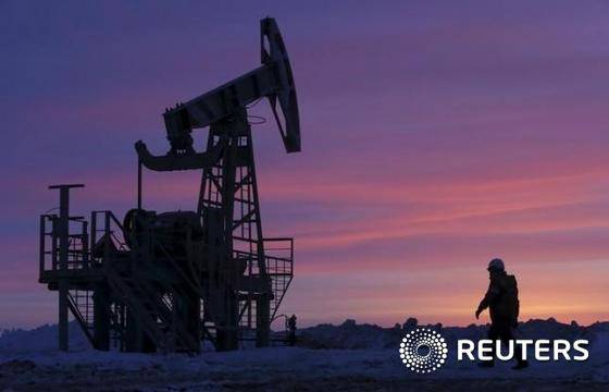 한 노동자가 원유시설을 지나치고 있다. ⓒ 로이터=뉴스1