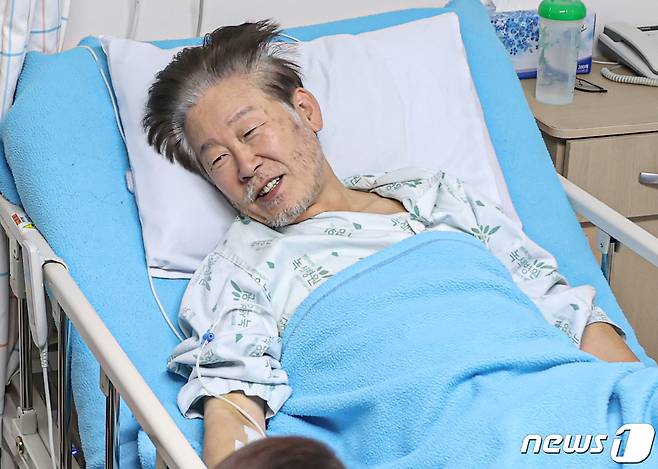 단식 23일째를 맞이한 이재명 더불어민주당 대표가 22일 서울 중랑구 녹색병원에서 진교훈 강서구청장 후보 등과 대화를 나누고 있다. (더불어민주당 제공) 2023.9.23/뉴스1 ⓒ News1 송원영 기자