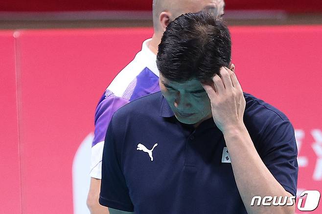 22일 오후 중국 샤오싱 차이나 텍스타일 시티 스포츠센터에서 열린 남자 배구 12강 토너먼트 대한민국과 파키스탄의 경기에서 임도헌 감독이 생각에 잠겨 있다. 2023.9.22/뉴스1 ⓒ News1 신웅수 기자