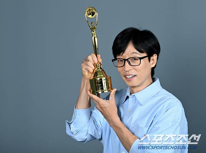 제2회 청룡시리즈어워즈(Bluedragon Series Awards, BSA)에서 남자예능인상을 수상한 유재석이 스포츠조선과의 인터뷰에 앞서 포즈를 취하고 있다. 목동=허상욱 기자wook@sportschosun.com/2023.08.08/