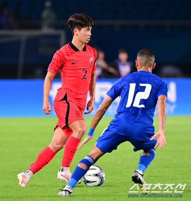 19일 오후 중국 진화스타디움에서 열린 항저우아시아게임 남자축구 조별 예선 1차전 대한민국과 쿠웨이트의 경기. 동료에게 패스하는 황재원. 진화(중국)=송정헌 기자songs@sportschosun.com