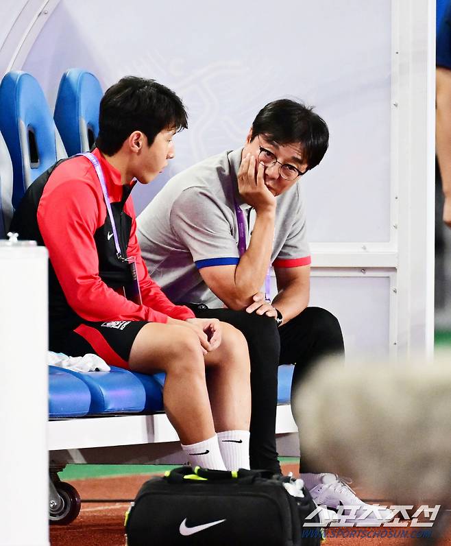 축구대표팀에 합류한 이강인이 황선홍 감독과 많은 대화를 나누고 있다.