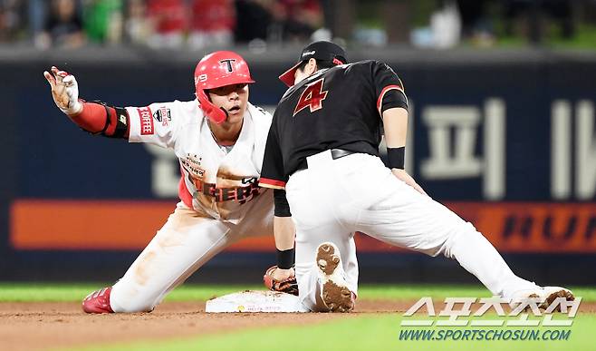 2023 KBO리그 KIA 타이거즈와 KT 위즈의 경기가 22일 광주기아챔피언스필드에서 열렸다. 4회말 2사 KIA 김규성이 안타를 날린 뒤 2루를 향해 몸을 날리고 있다. 광주=박재만 기자pjm@sportschosun.com/2023.09.22/
