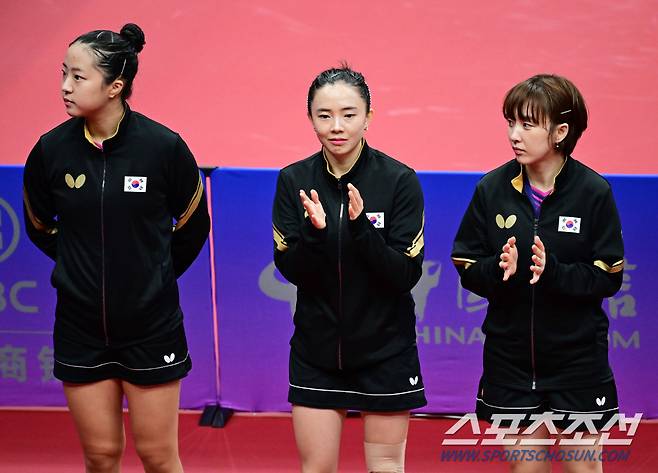 22일 중국 항저우 궁수체육관에서 열린 여자탁구 단체전 조별리그 2차전 대한민국과 태국 경기. 여자 단체전에 출전하는 신유빈,전지희, 서효원. 항저우(중국)=송정헌 기자songs@sportschosun.com/2023.09.22/
