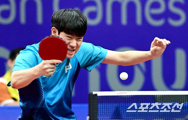 22일 중국 항저우 궁수체육관에서 열린 남자탁구 단체전 조별리그 2차전 대한민국과 태국 경기. 경기를 펼치고 있는 오준성. 항저우(중국)=송정헌 기자songs@sportschosun.com/2023.09.22/