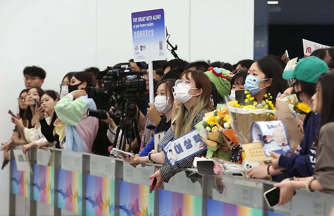 '리그오브레전드(LOL)' 국가대표 '페이커' 이상혁 팬들이 2022 항저우 아시안게임 개막을 하루 앞둔 22일 중국 항저우 샤오산국제공항에서 이상혁이 나오기를 기다리고 있다./ 뉴시스