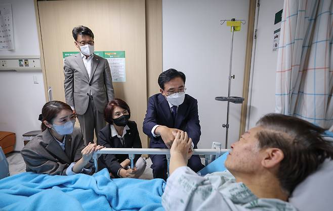 진교훈 더불어민주당 강서구청장 후보와  진성준, 한정애, 강선우 의원등이 22일 오후 서울 중랑구 녹색병원을 찾아 단식중인 이재명 대표를 만나고 있다./더불어민주당