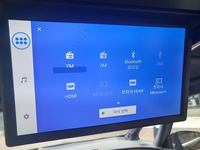 2열 천장에 배치된 디스플레이. OTT 감상은 물론 비즈니스 업무 시에도 용이하다. ⓒ데일리안 편은지 기자
