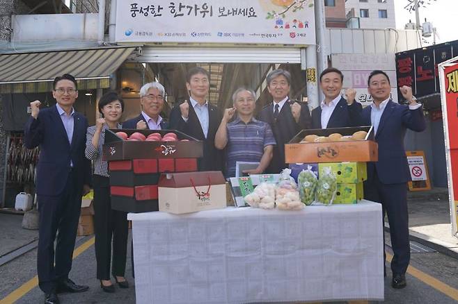 금융감독원·IBK기업은행·한국투자증권·KB손해보험·신한카드 5개 금융기관이 22일 한국 구세군과 함께 서울 관악구 신원시장을 방문해 총 9000만원 상당의 후원금을 전달했다. 박지선 금융감독원 기획조정국장, 김운영 IBK기업은행 부행장, 김기환 KB손해보험 대표, 이복현 금융감독원장, 이성재 신원시장 상인회장, 장만희 구세군 사령관, 문동권 신한카드 대표, 김성환 한국투자증권 부사장(왼쪽부터). 사진=박문수 기자