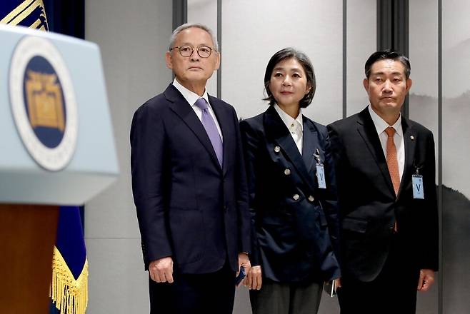 윤석열 대통령이 문화체육관광부·국방부·여성가족부 장관을 교체하는 개각을 단행한 2023년 9월13일 유인촌, 김행, 신원식(왼쪽부터) 후보자가 서울 용산 대통령실에서 열린 브리핑에 참석하고 있다. 대통령실사진기자단