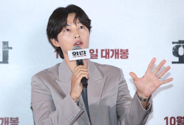 배우 송중기가 공식석상에서 아들을 언급했다. 뉴스1