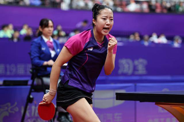 한국 여자 탁구대표팀의 신유빈이 22일 중국 항저우 궁수 캐널 스포츠파크 체육관에서 열린 2022 항저우 아시안게임 탁구 여자 단체전 조별예선 D조 2차전 태국과 경기에서 공격을 성공시킨 후 환호하고 있다. 항저우=뉴스1