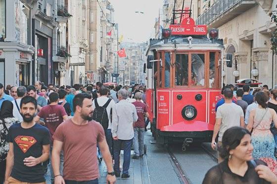 이스탄불 탁심 광장의 분주한 모습.